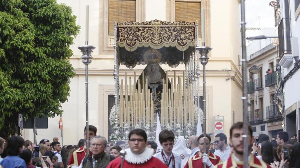 La Virgen de Gracia y Amparo en su salida en el Lunes Santo