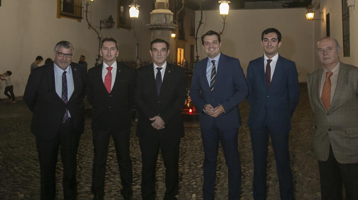 Rafael Fernández, el pregonero, segundo por la izquierda con corbata roja