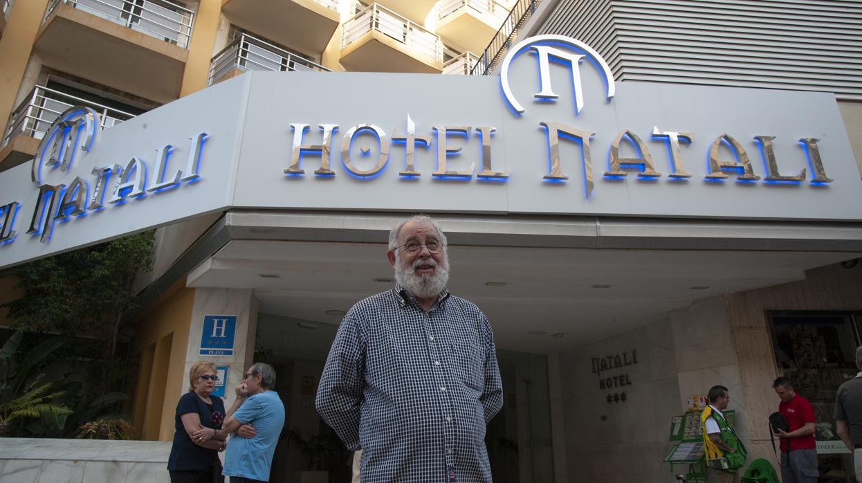 Agustín Hernández en la puerta del hotel Natali