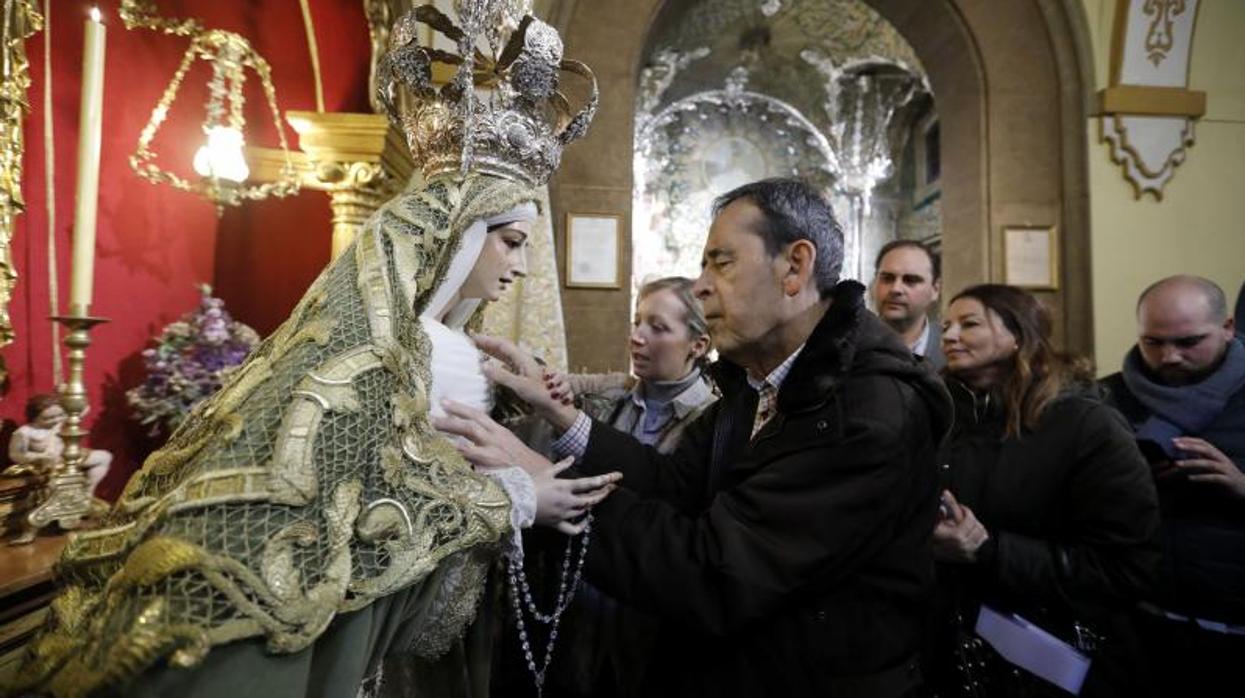 Acto organizado por la Paz para acercar la Virgen a personas con discapacidad visual