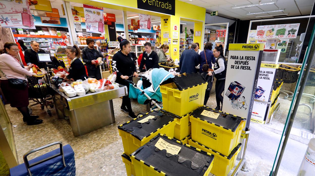 Cajas listas para su reparto en un supermercado de la cadena Piedra