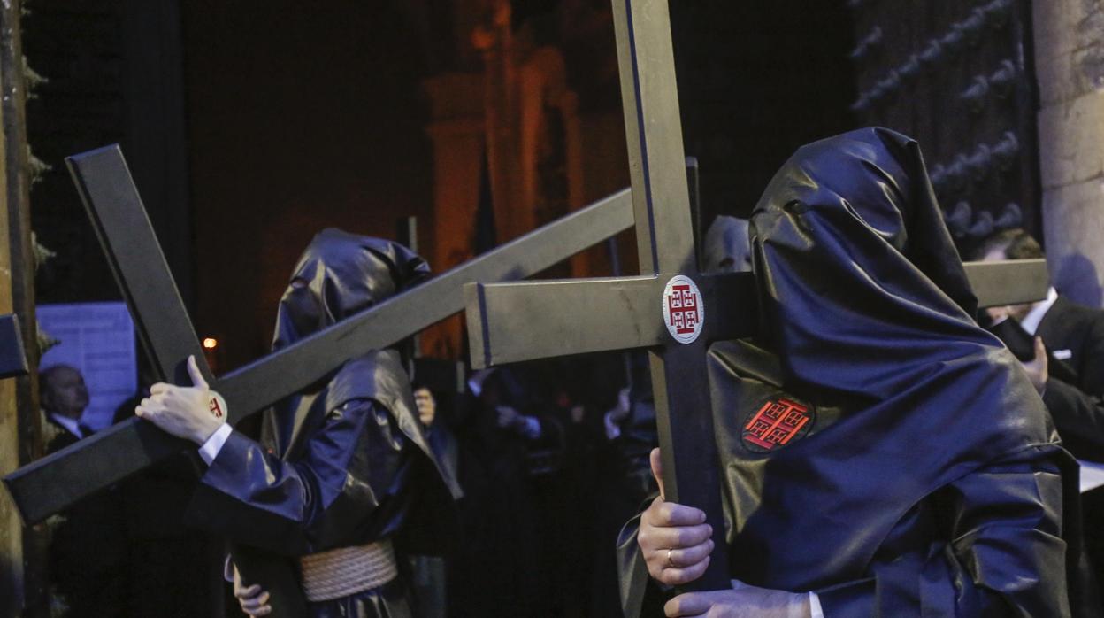 Penitentes con cruz tras el Señor del Santo Sepulcro de Córdoba