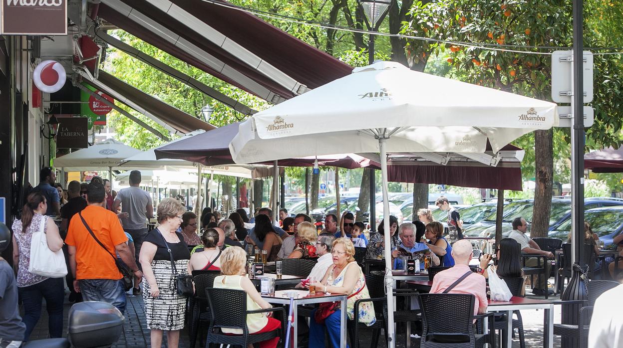 Clientes de un bar de la avenida de Barcelona