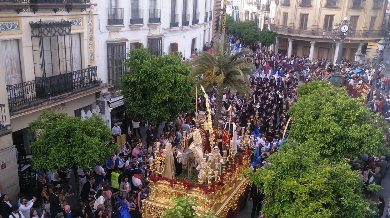 Uno de los desfiles procesionales del Domingo de Ramos en Jerez por carrera oficial