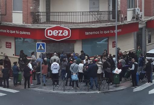 Cola en la mañana de hoy, 14 de marzo, en el supermercado Deza del Arcángel