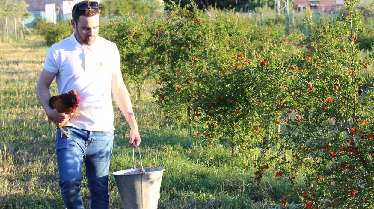 El emprendor Manuel López en su granja de Castro del Río