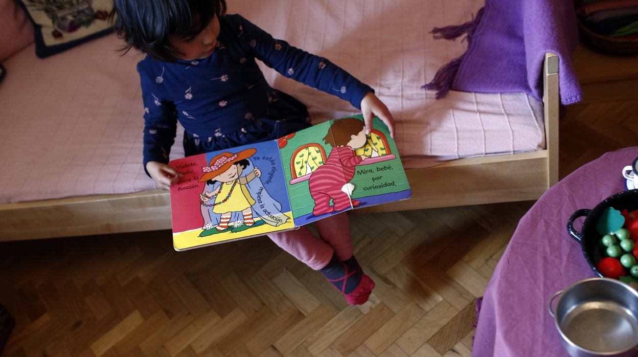 Niña jugando en su cuarto