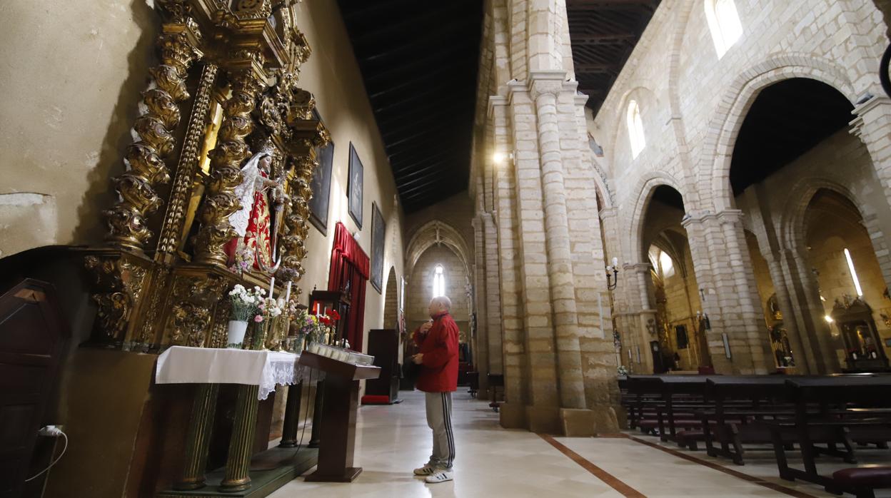 Un fiel en un templo cordobés