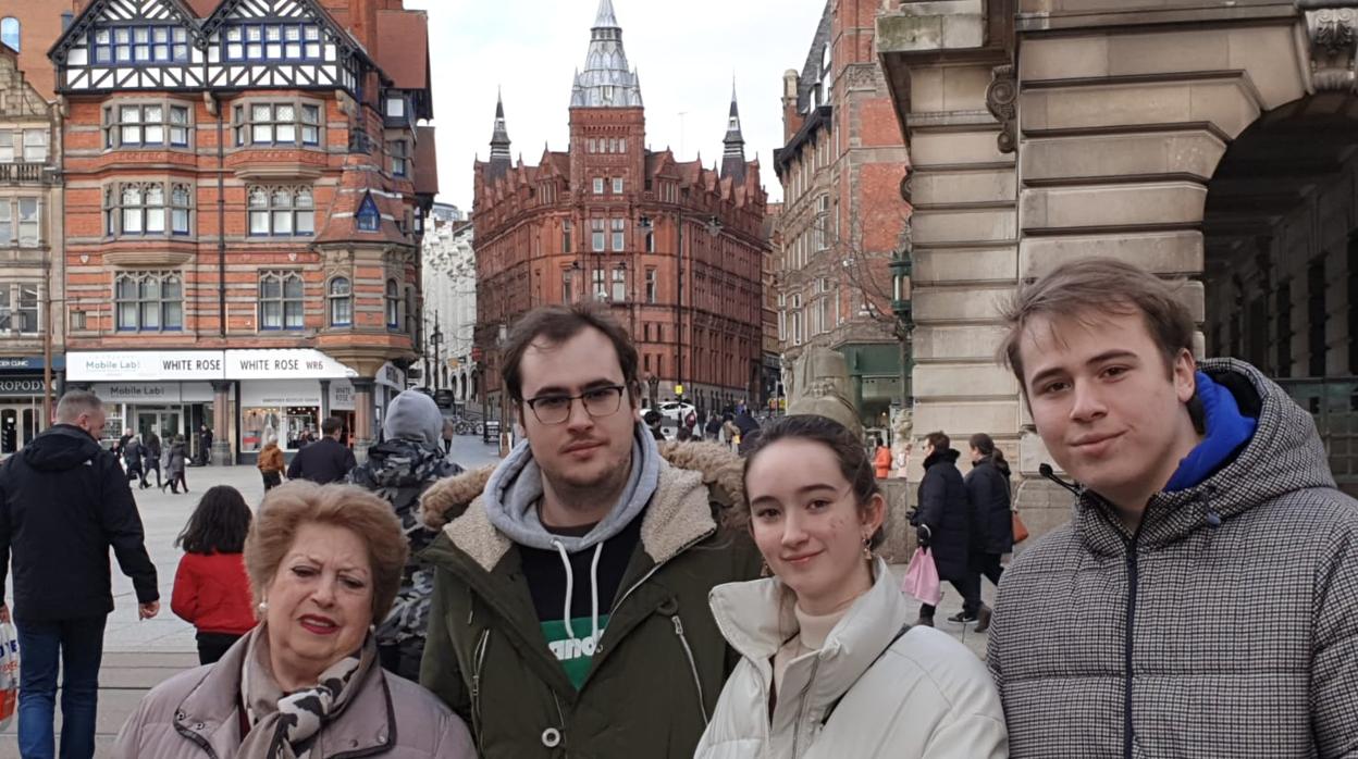 El estudiante Fernando Arellano en Nothingham junto a su familia