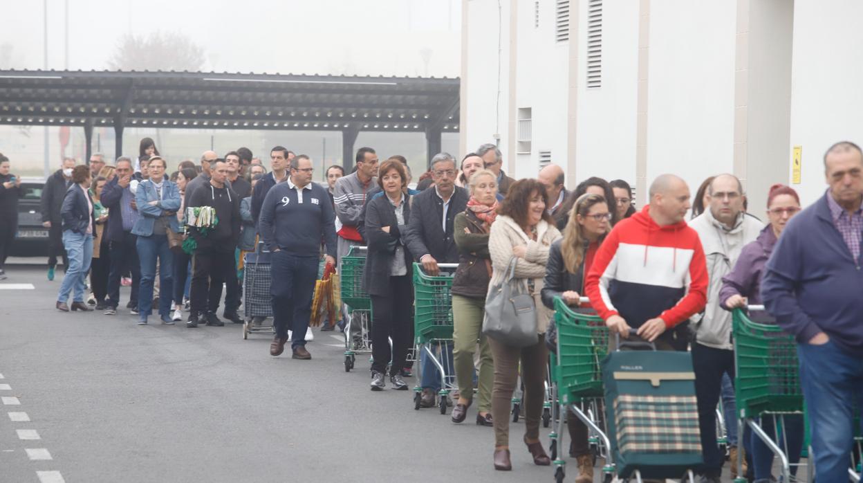 Colas ante las puerta de un Mercadona en Córdoba