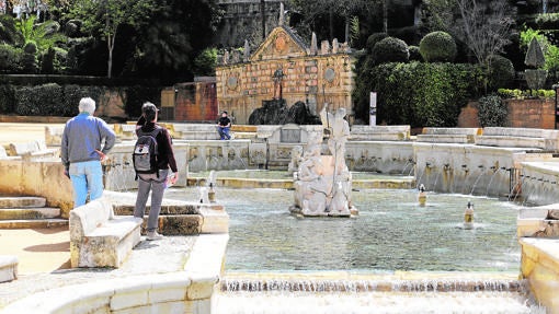 Tursitas viendo la Fuente del Rey de Priego