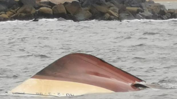 Mueren dos marineros al volcar el barco en el que faenaban en la barra de Punta Umbría