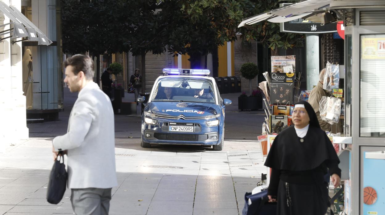 Una patrulla vigila las calles