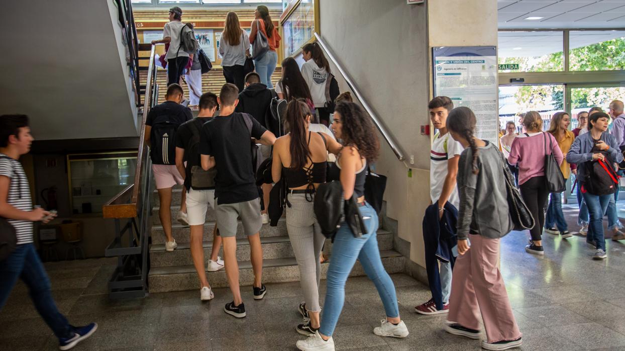 Estudiantes de Sevilla realizan las pruebas de la selectividad