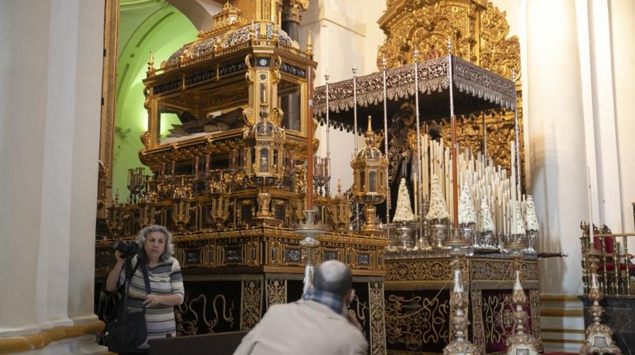 Los pasos de la hermandad del Sepulcro, preparados para la Semana Santa de 2019