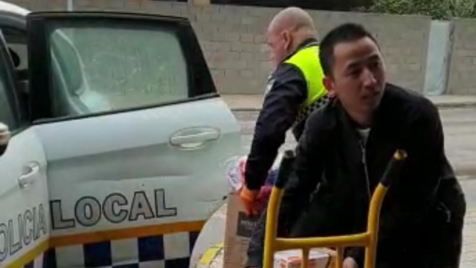 La comunidad china entrega material de protección ante el coronavirus a la Policía Local de La Línea