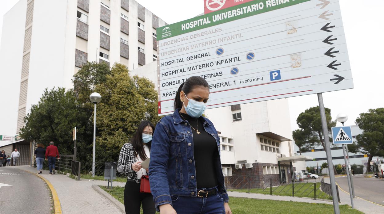 Dos mujeres con mascarilla acuden al hospital Reina Sofía de Córdoba