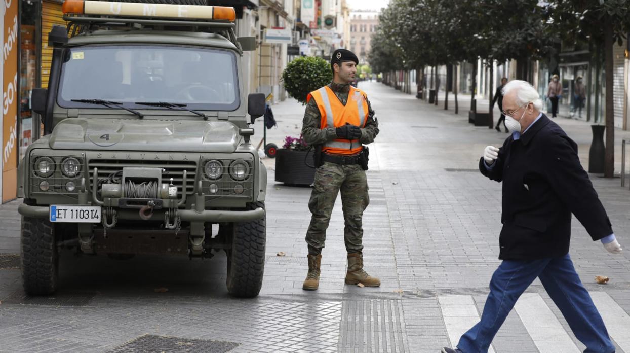 Miembros del Ejército en la calle Cruz Conde