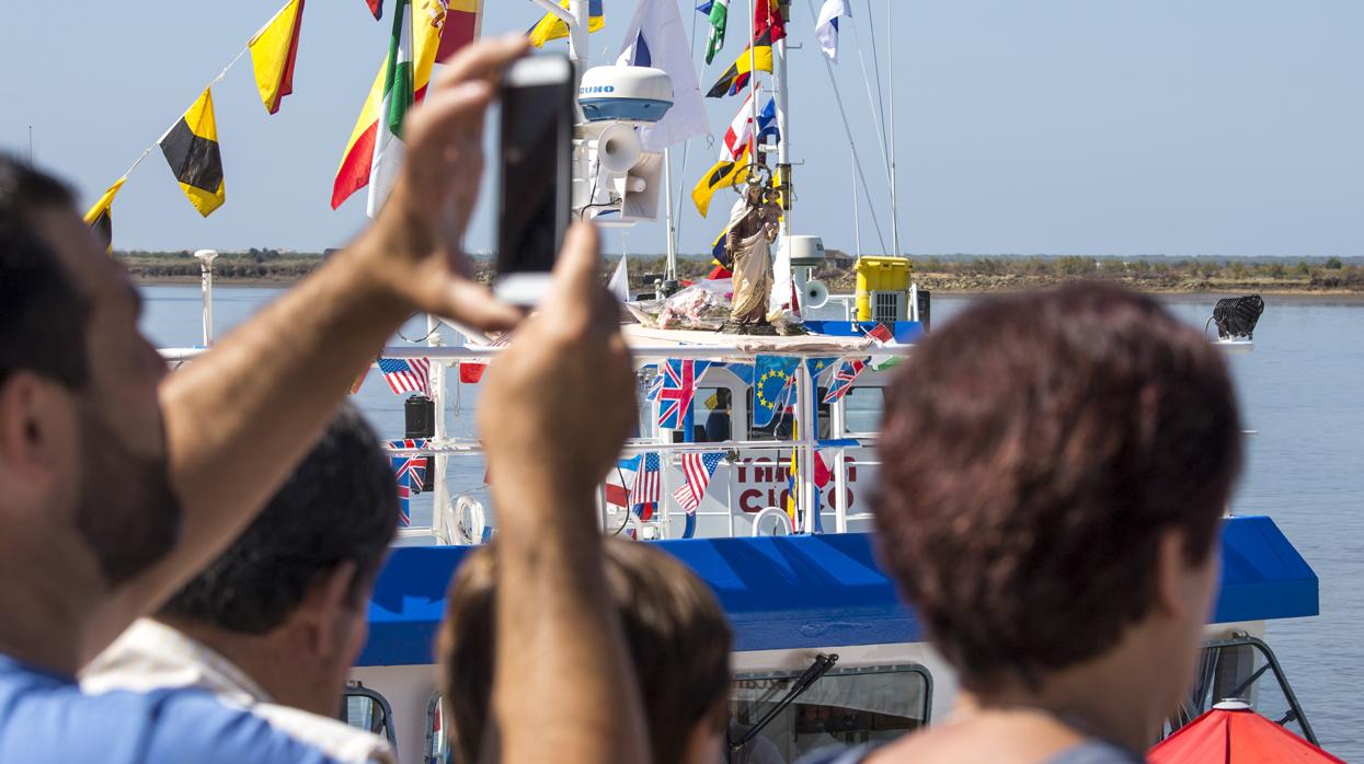 La Virgen del Carmen en el muelle de las Canoas de Huelva