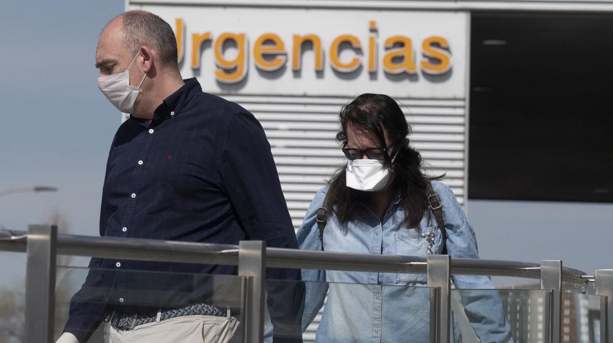 Dos personas con mascarillas durante esta crisis del coronavirus