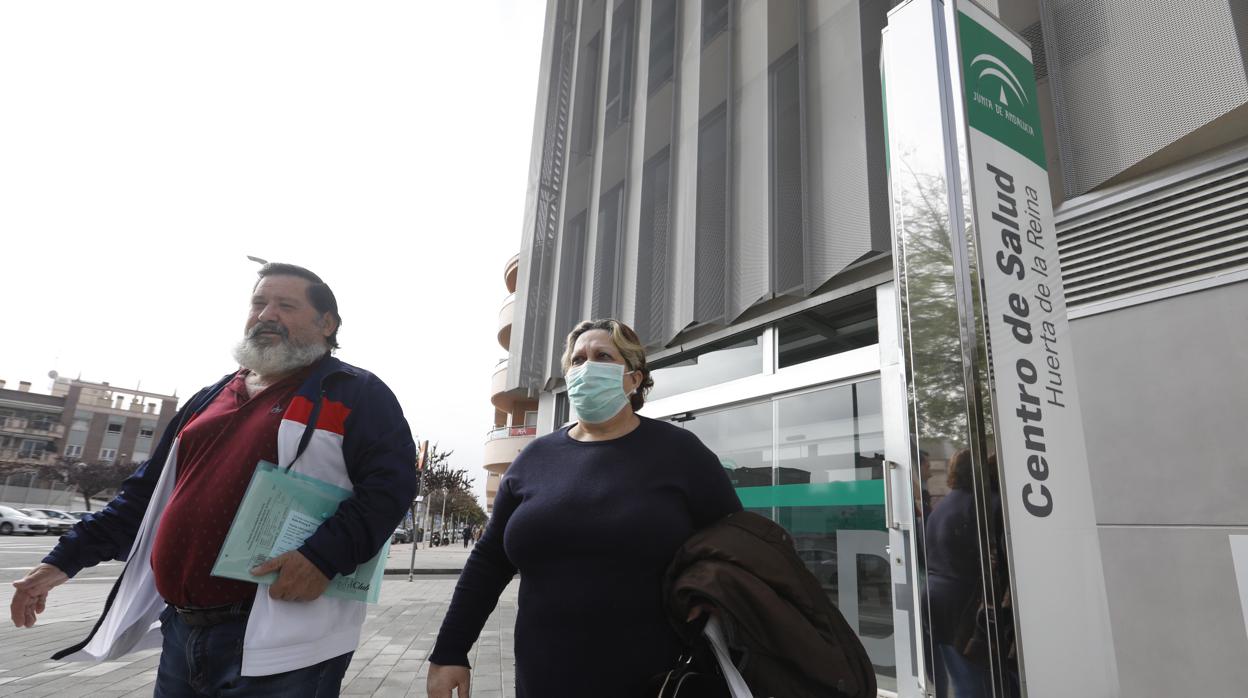 Dos personas junto al centro de salud de Huerta de la Reina de Córdoba