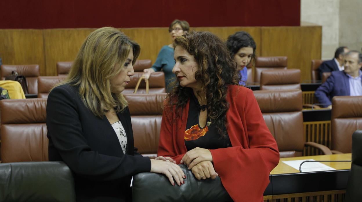 María Jesús Montero, entonces consejera de Hacienda, charla con su Susana Díaz en el Parlamento