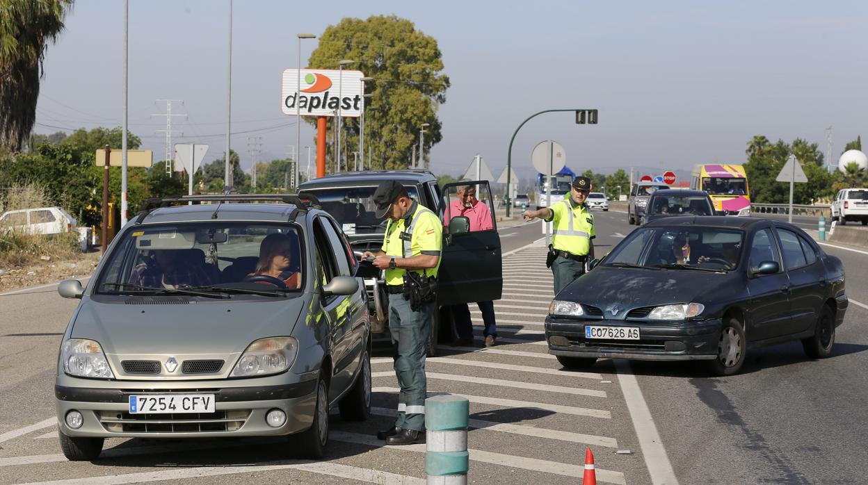 Control de carretera de la Guardia Civil en la carretera de Córdoba a Palma del Río