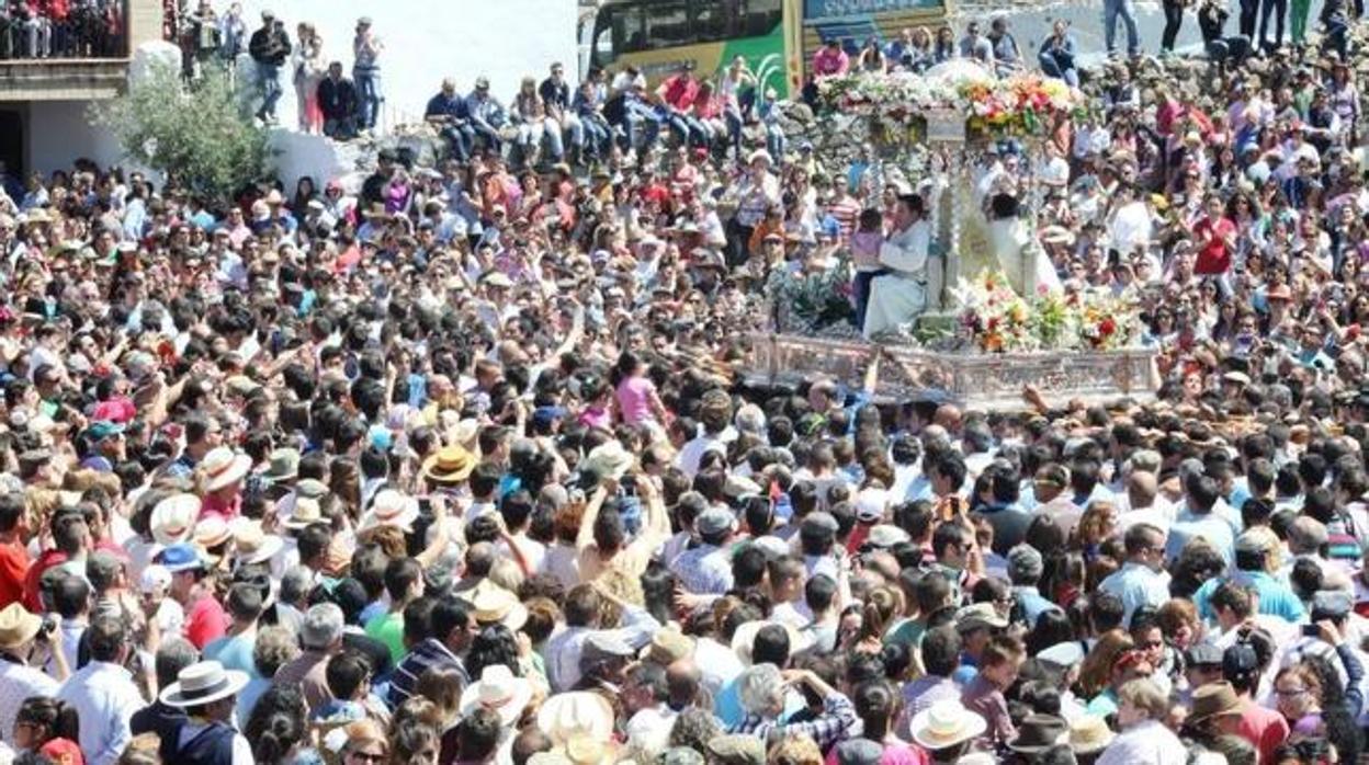 Una multitud congregada ante la imagen de la Virgen de la Cabeza durante la romería