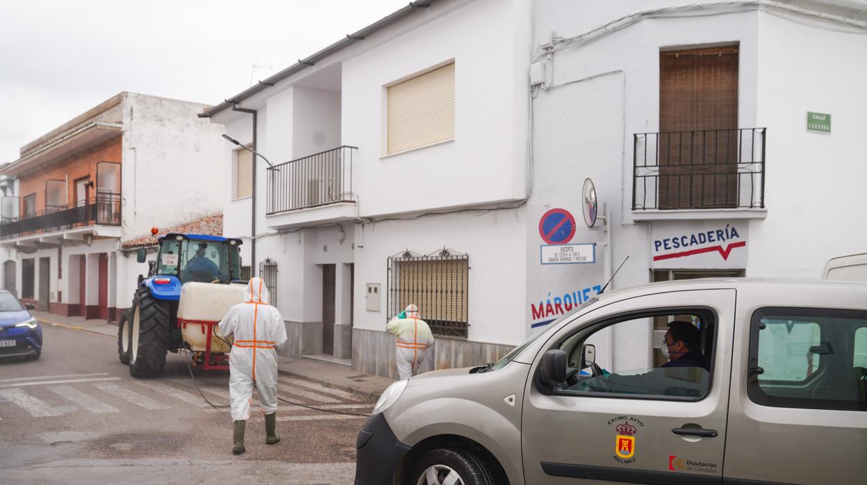 Desinfección de una calle en Belmez junto a una pescadería