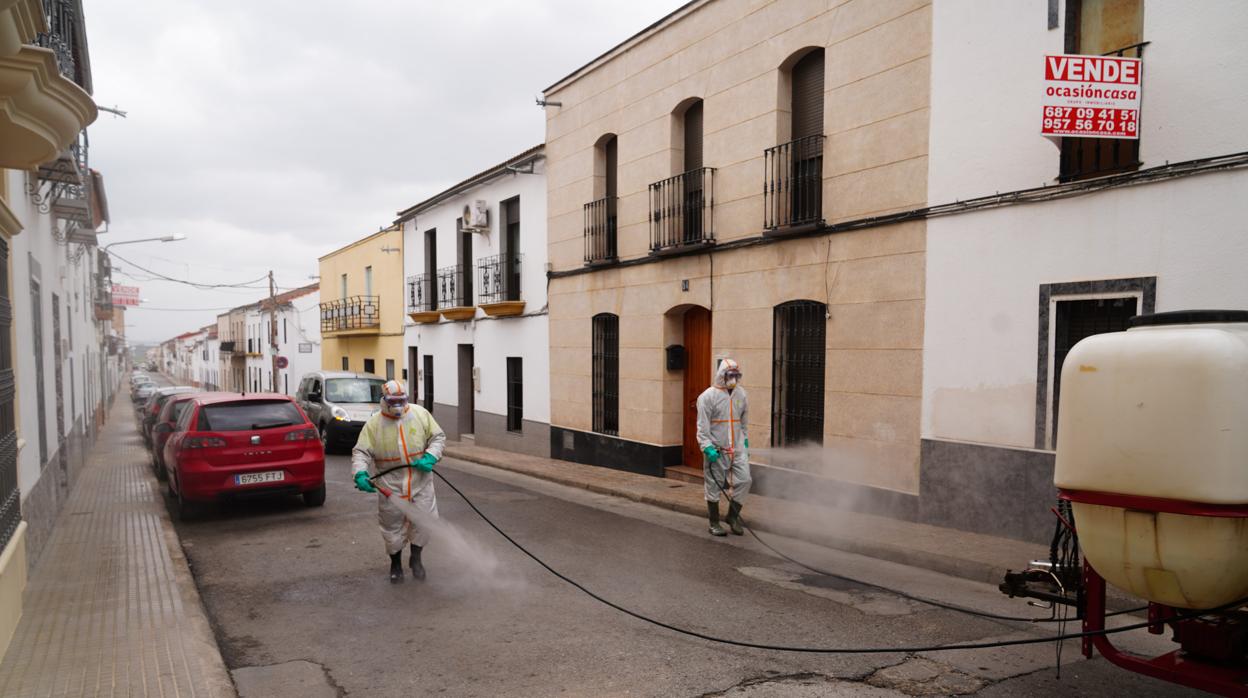 Labores de desinfección en una calle de Belmez