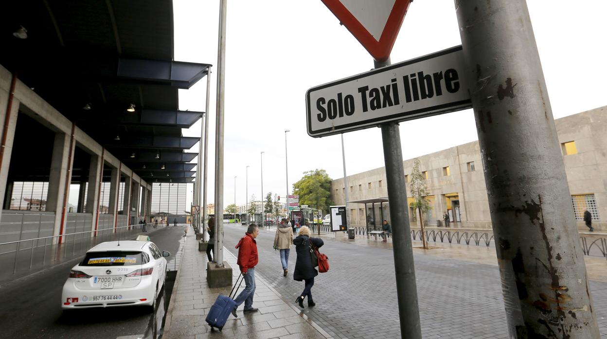 Parada de taxis en la estación del AVE en Córdoba