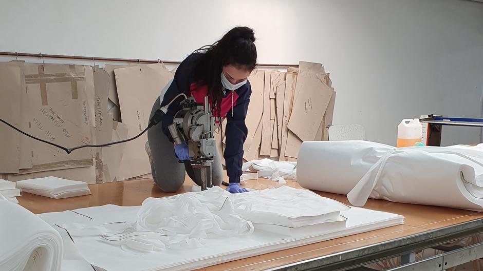 Empresas y vecinos de Villa del Río elaboran altruistamente material sanitario