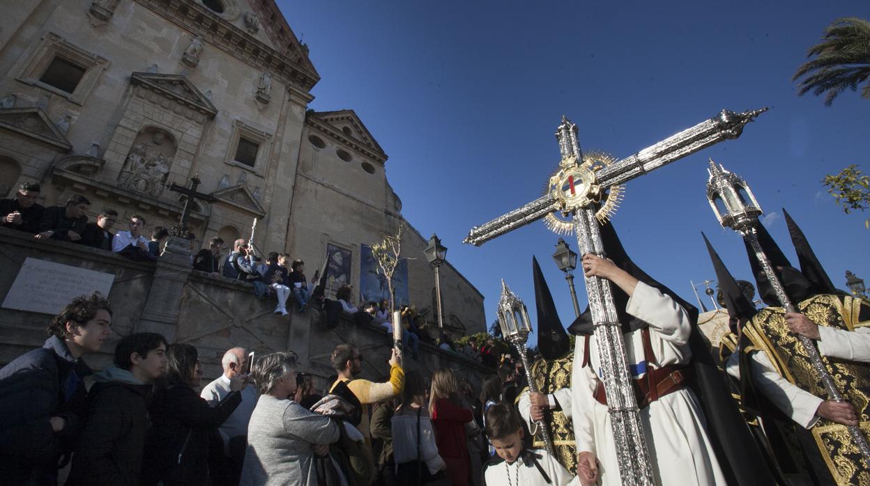 Cruz de guía de la hermandad del Cristo de Gracia en la Semana Santa de Córdoba