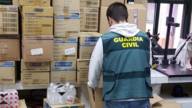 Intervenidos 50.000 guantes en un almacén de productos de peluquería en un pueblo de Huelva