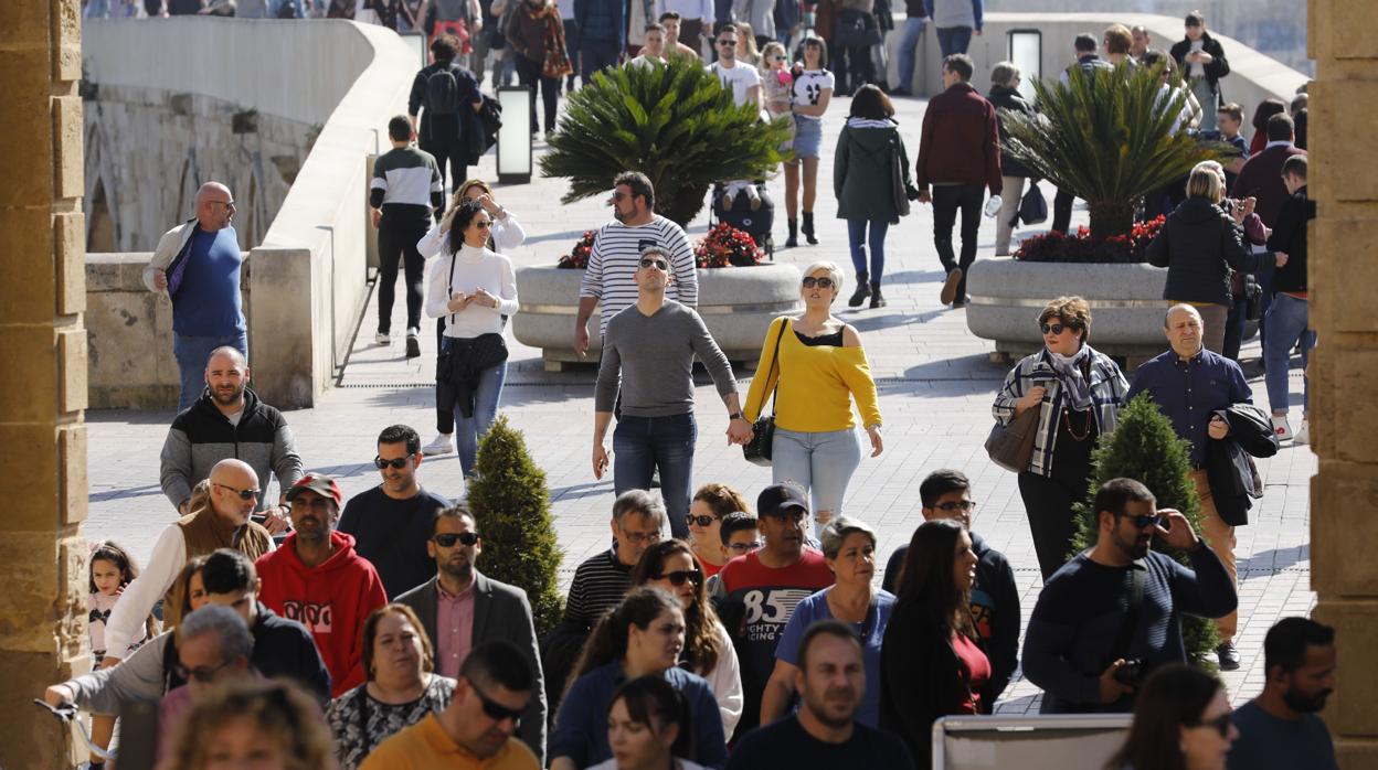 Ambiente turístico durante el mes de febrero en la Puerta del Puente