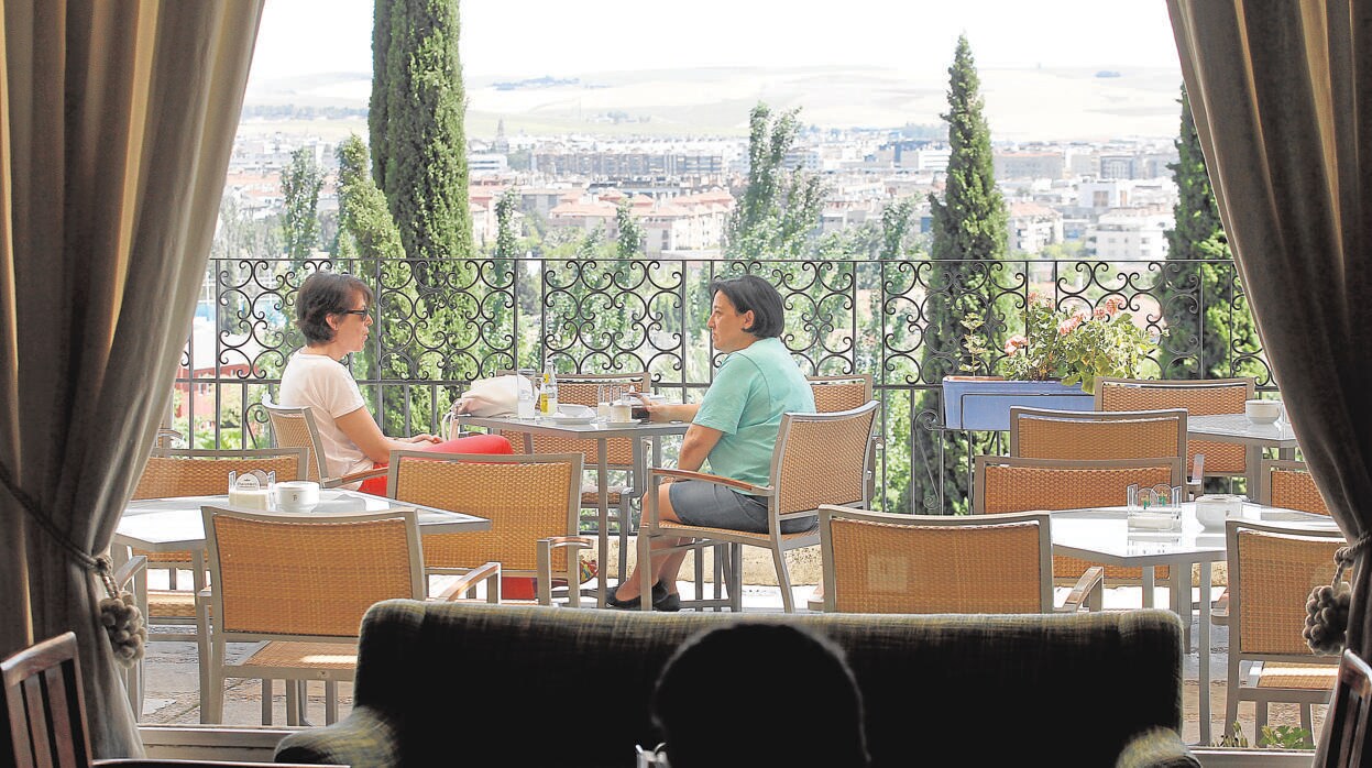 Dos mujeres en la terraza del Parador de la Arruzafa, uno de los que ha presentado un ERTE