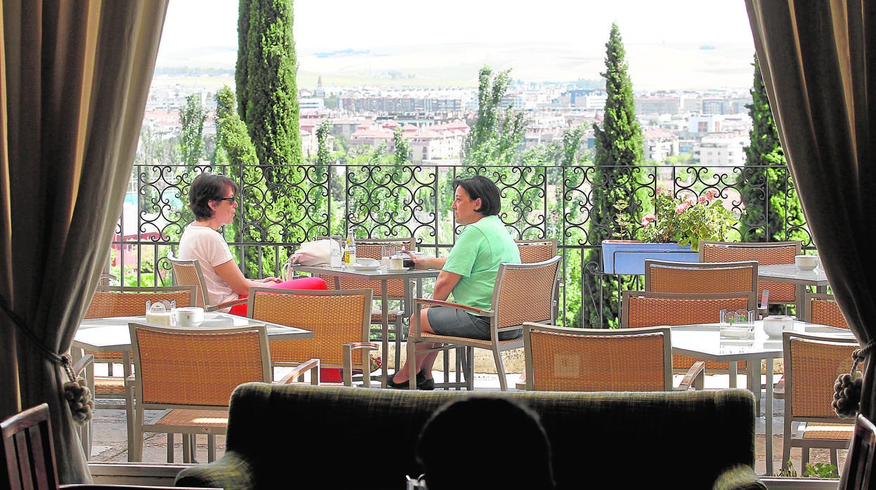 Dos mujeres en la terraza del Parador de la Arruzafa, uno de los que ha presentado un ERTE