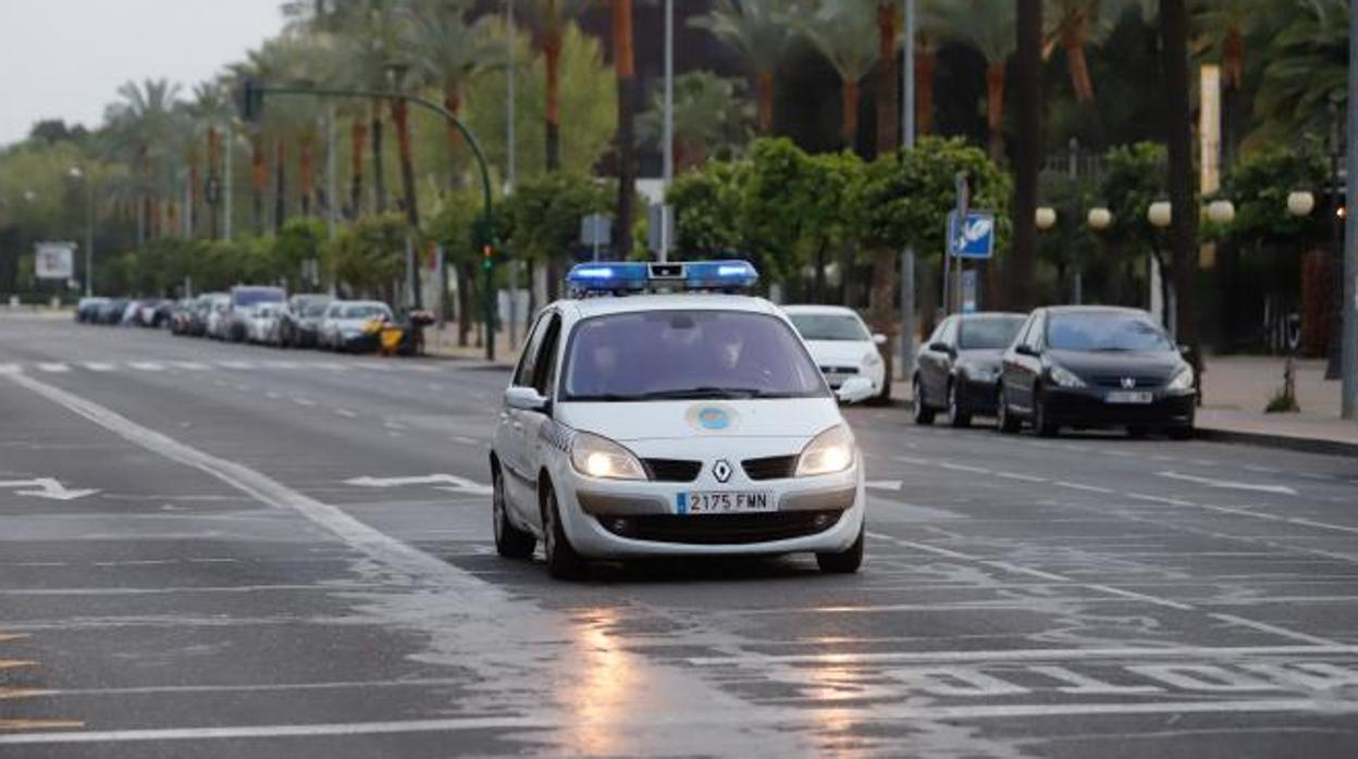Un coche de policía patrulla las calles de Córdoba