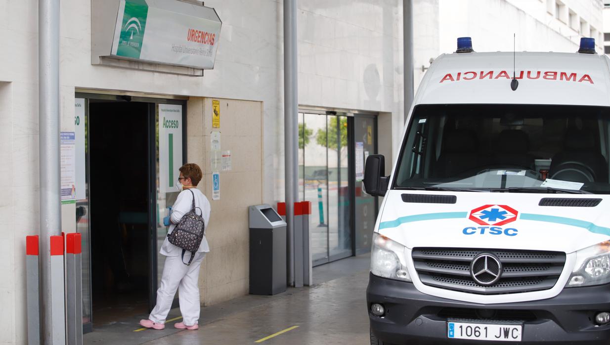 Una trabajadora del SAS en la Puerta de Urgencias del Hospital Reina Sofía de Córdoba