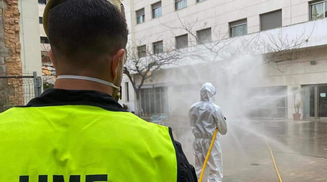 Miembros de la UME desinfectan un edificio