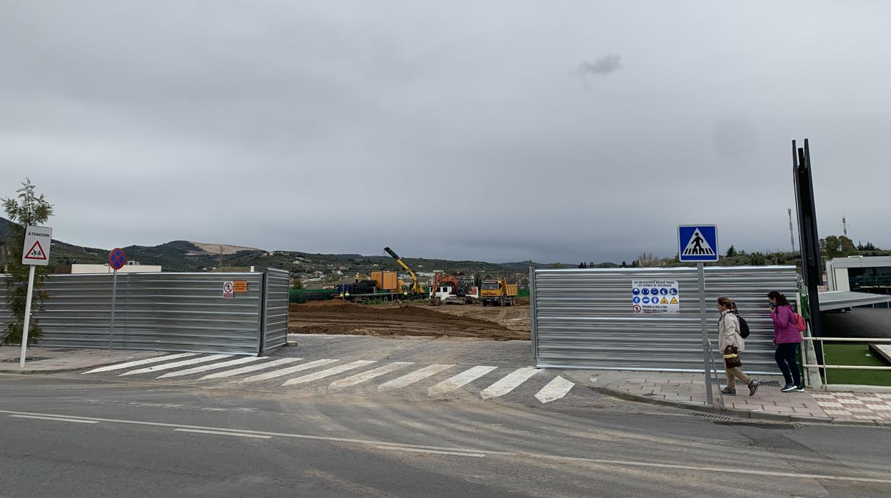 Dos mujeres pasan junto a las obras del nuevo Mercadona de Cabra