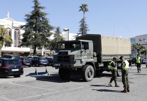 Un pelotón de la Bri X, en el hospital San Juan de Dios