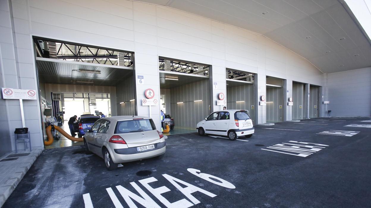 Coches a la espera de pasar la revisión periódica en las instalaciones de Las Quemadas