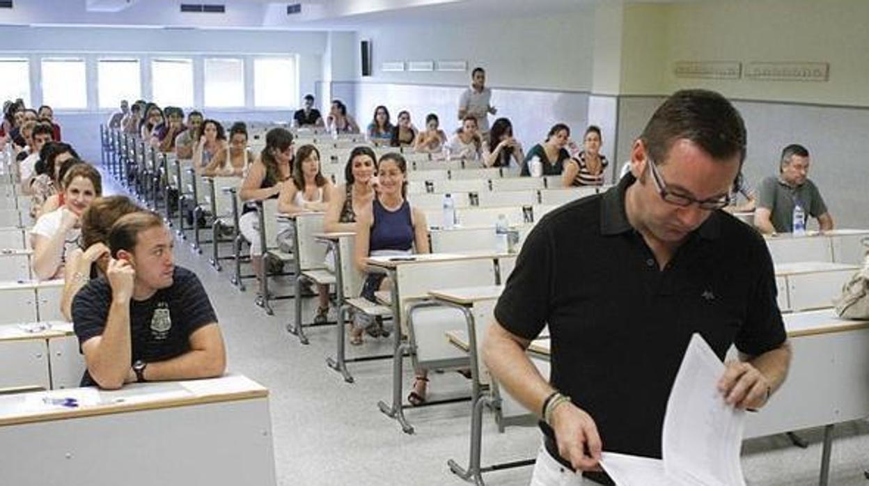 Aspirantes a una plaza durante un examen de oposiciones