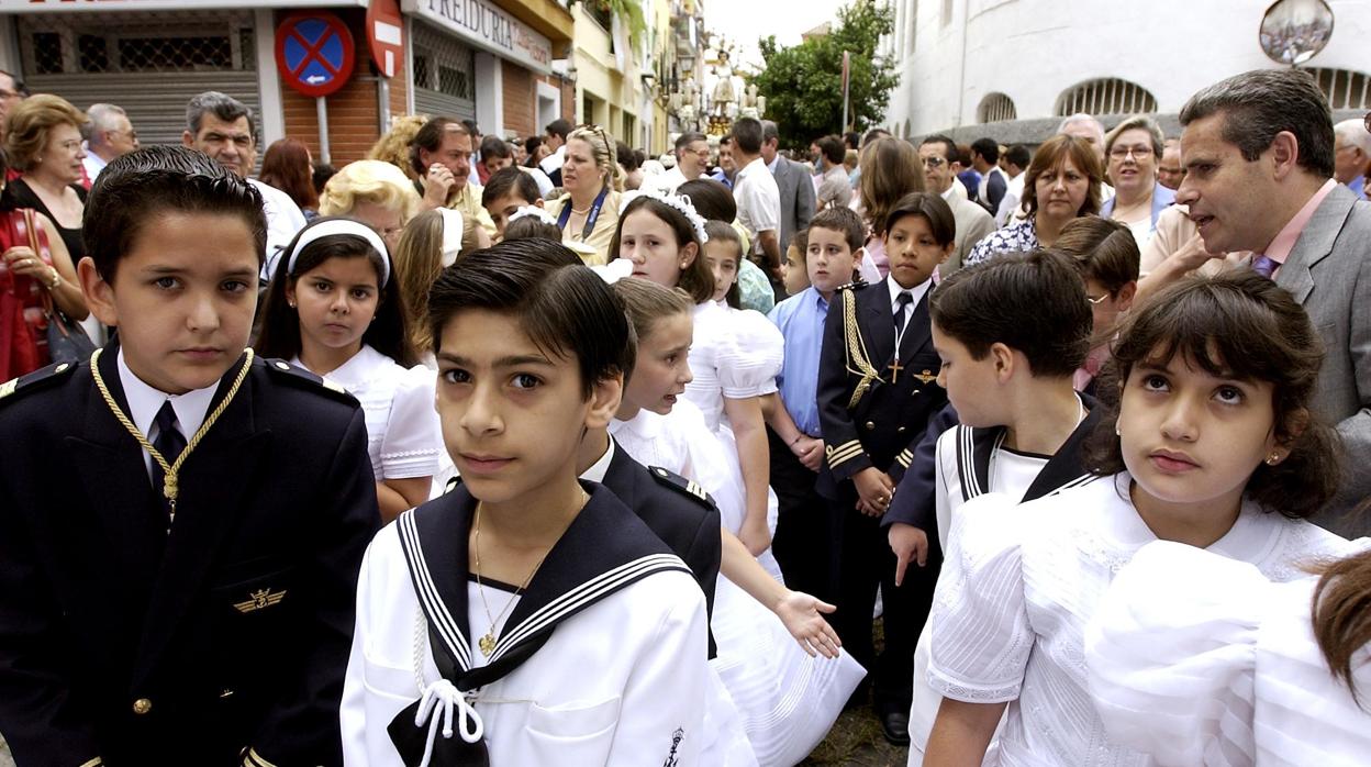 Un grupo de niños vestidos de Primera Comunión