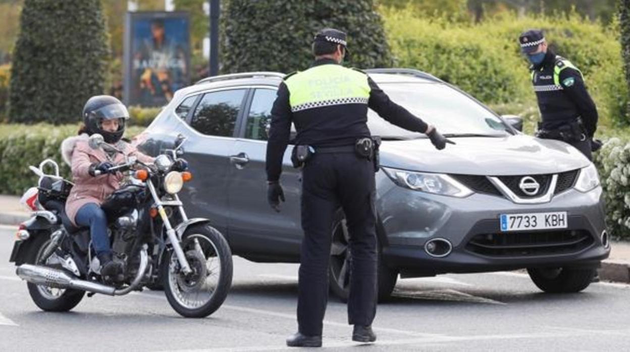 Agentes controlando los vehículos