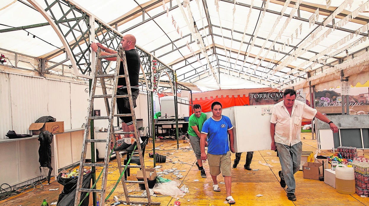 Varios operarios montan una caseta de la Feria de Córdoba