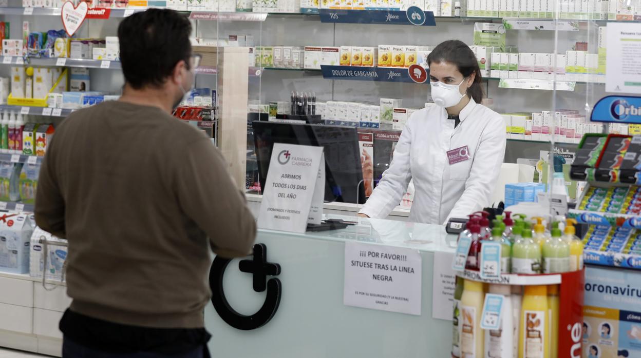 Un hombre es atendido en una farmacia de Córdoba