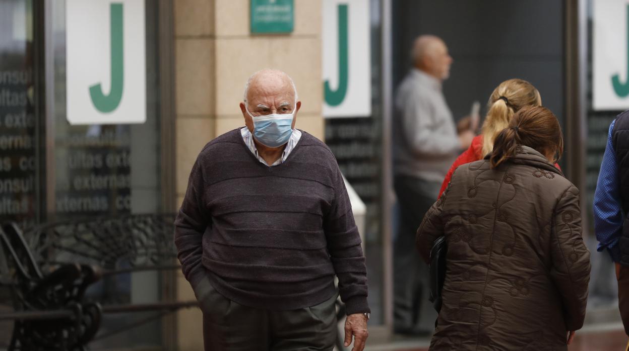 Una persona mayor, con mascarilla, en el hospital Reina Sofía de Córdoba