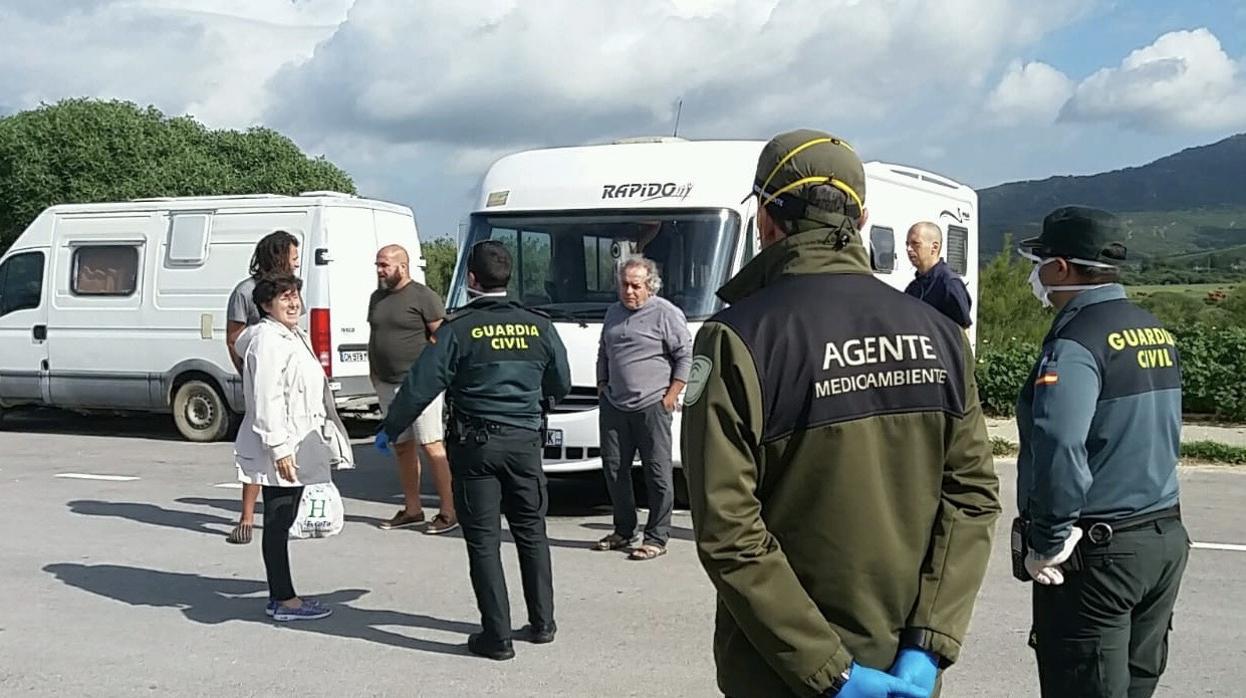 Imagen facilitada por la Junta de Andalucía sobre el desalojo realizado en Tarifa